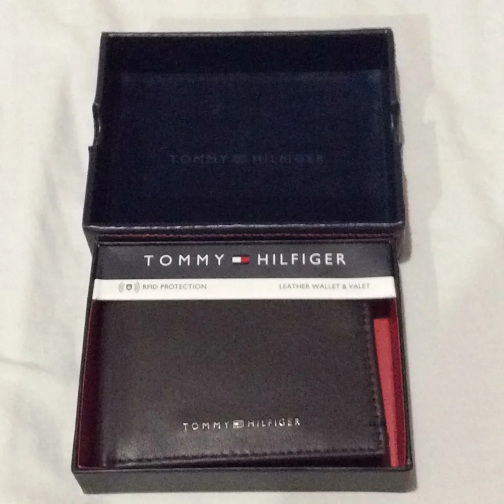 Tommy Hilfiger RFID Leather Wallet & Valet